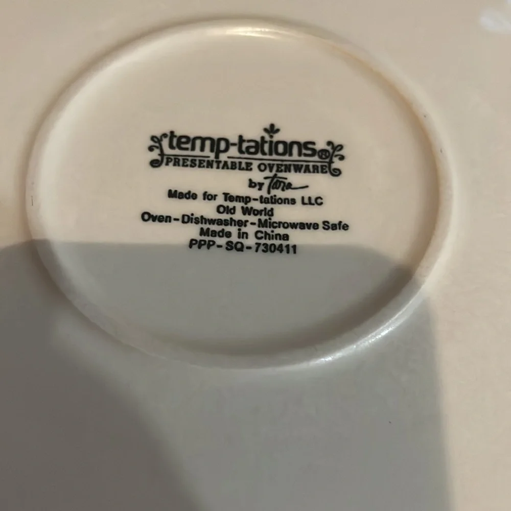 Temptations Old World 2 quart dish with‎ box